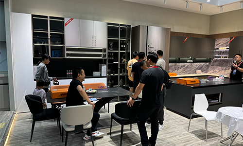 PA视讯(亚洲区)官方网站-PlayAce AG旗舰
全铝家居 全屋顶墙柜定制新风尚